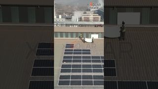 Πώς «κολλάνε» εύκαμπτες μονάδες σε καμπύλες στέγες; Δείτε το καθαρά σε μια συνεχόμενη λήψη.